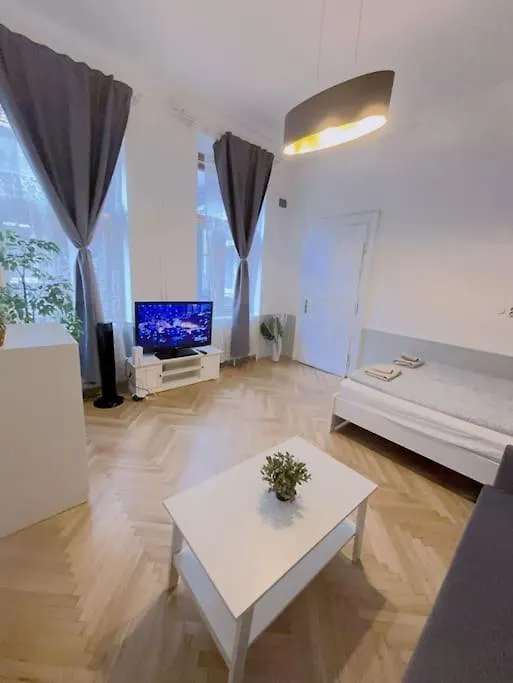 Apartment Quiet Cabin In City Center Budapest