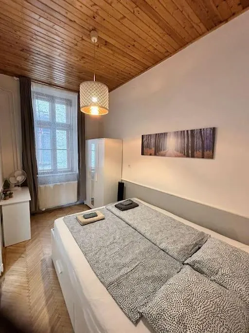 Quiet Cabin In City Center Budapest Apartment